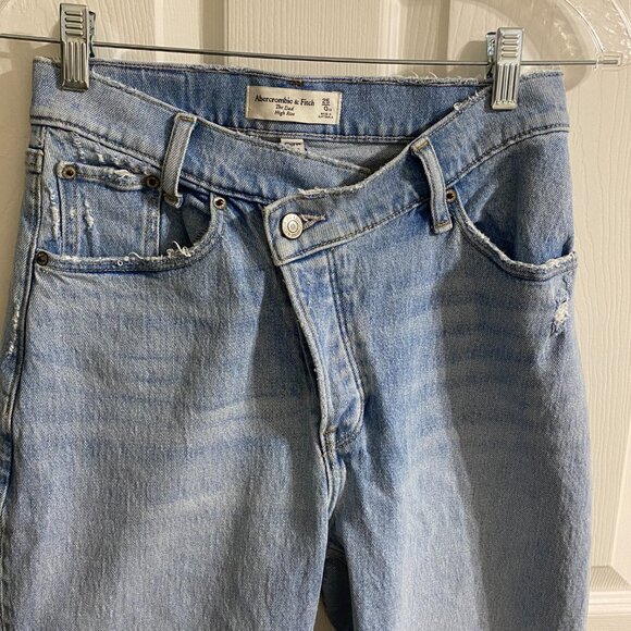 Abercrombie & Fitch Curve Love The Dad High-Rise Jeans - Picture 5 of 8